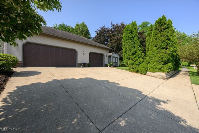 986 S Azalea Boulevard, Barberton, OH 44203