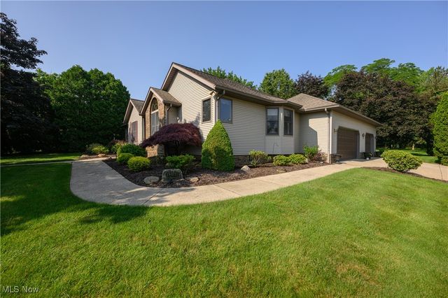 986 S Azalea Boulevard, Barberton, OH 44203