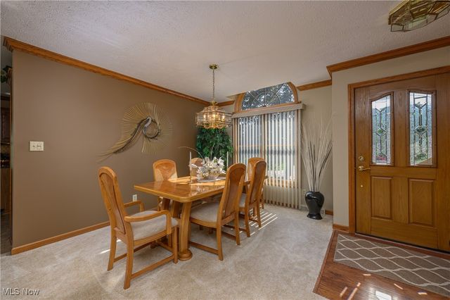 986 S Azalea Boulevard, Barberton, OH 44203