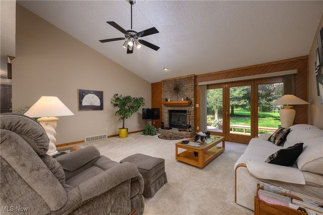 986 S Azalea Boulevard, Barberton, OH 44203