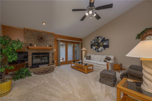 986 S Azalea Boulevard, Barberton, OH 44203