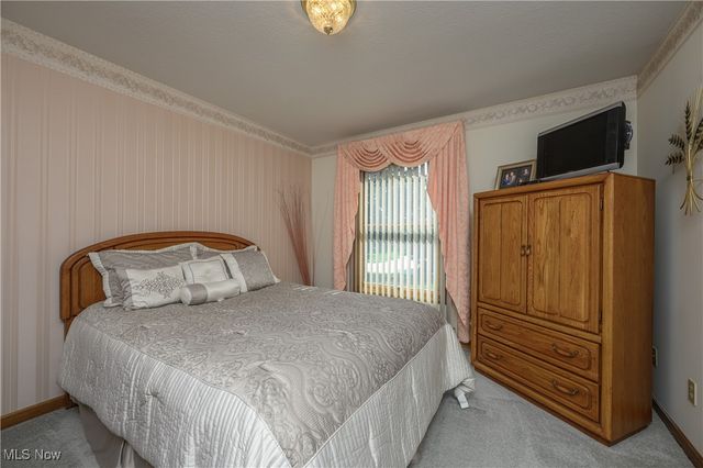 986 S Azalea Boulevard, Barberton, OH 44203