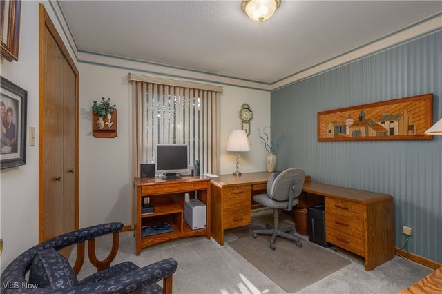 986 S Azalea Boulevard, Barberton, OH 44203