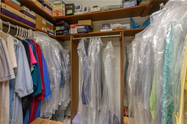 986 S Azalea Boulevard, Barberton, OH 44203