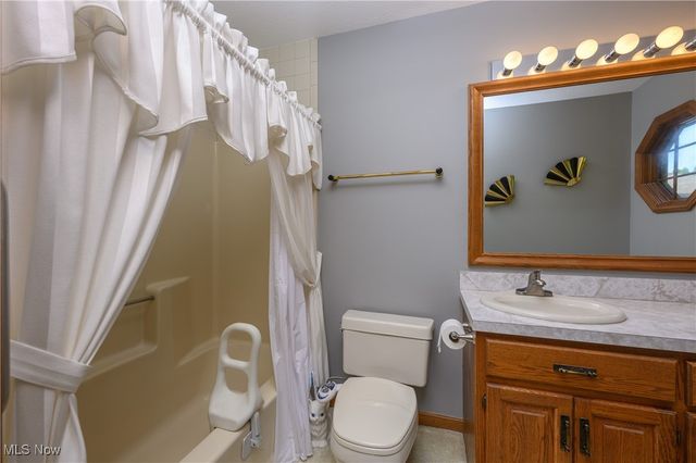 986 S Azalea Boulevard, Barberton, OH 44203