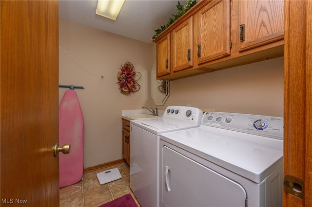 986 S Azalea Boulevard, Barberton, OH 44203