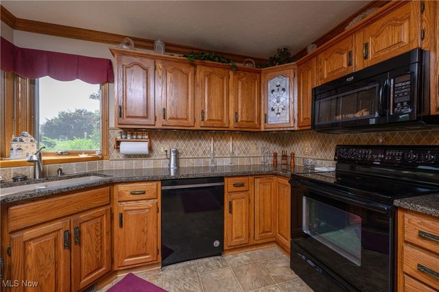 986 S Azalea Boulevard, Barberton, OH 44203