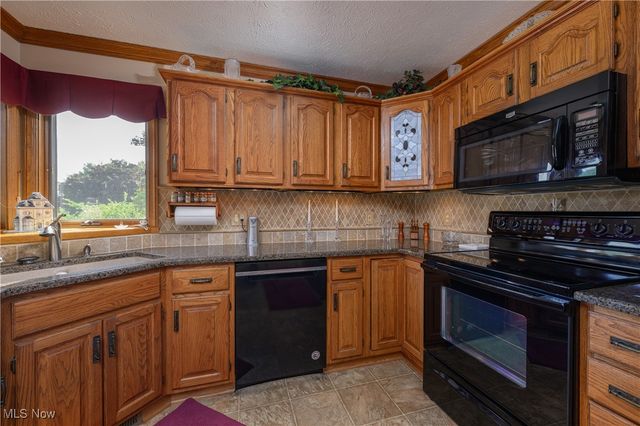 986 S Azalea Boulevard, Barberton, OH 44203