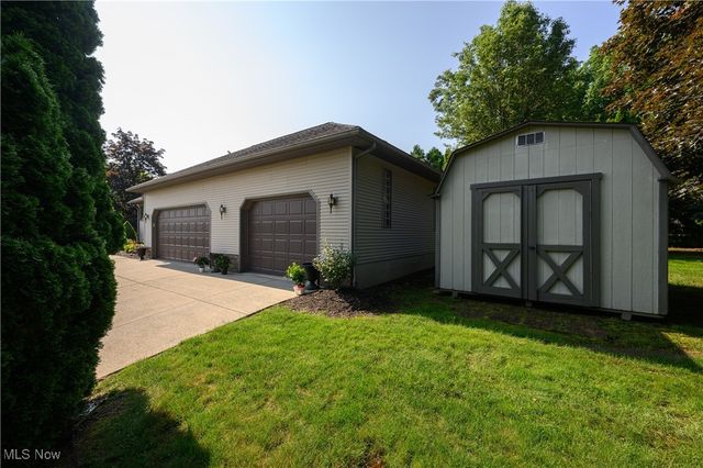 986 S Azalea Boulevard, Barberton, OH 44203