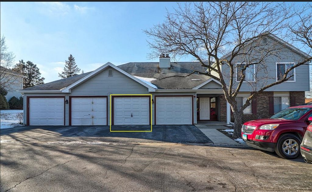 7010 Barrington Court 102, Woodridge, IL 60517
