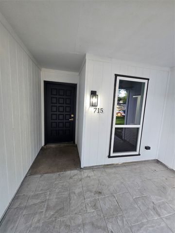 715 N Deerfield Circle, Arlington, TX 76015