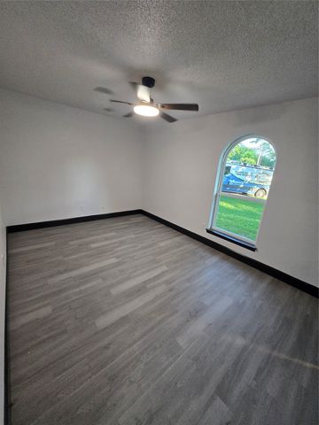 715 N Deerfield Circle, Arlington, TX 76015