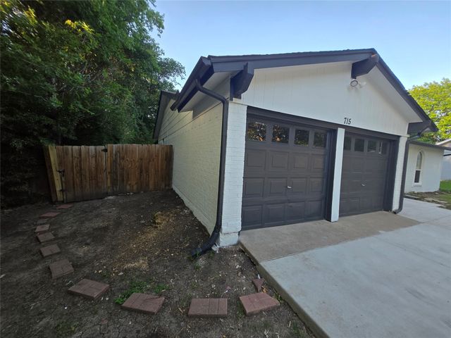 715 N Deerfield Circle, Arlington, TX 76015