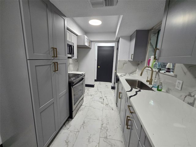715 N Deerfield Circle, Arlington, TX 76015