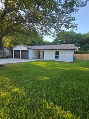715 N Deerfield Circle, Arlington, TX 76015