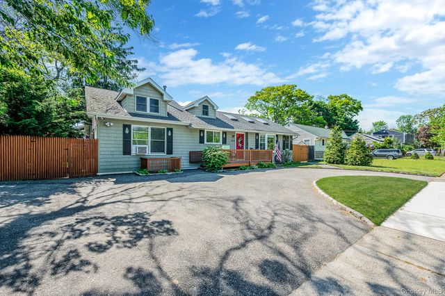 1096 Manor Lane, Bay Shore, NY 11706
