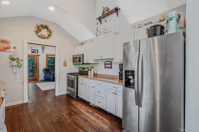1096 Manor Lane, Bay Shore, NY 11706
