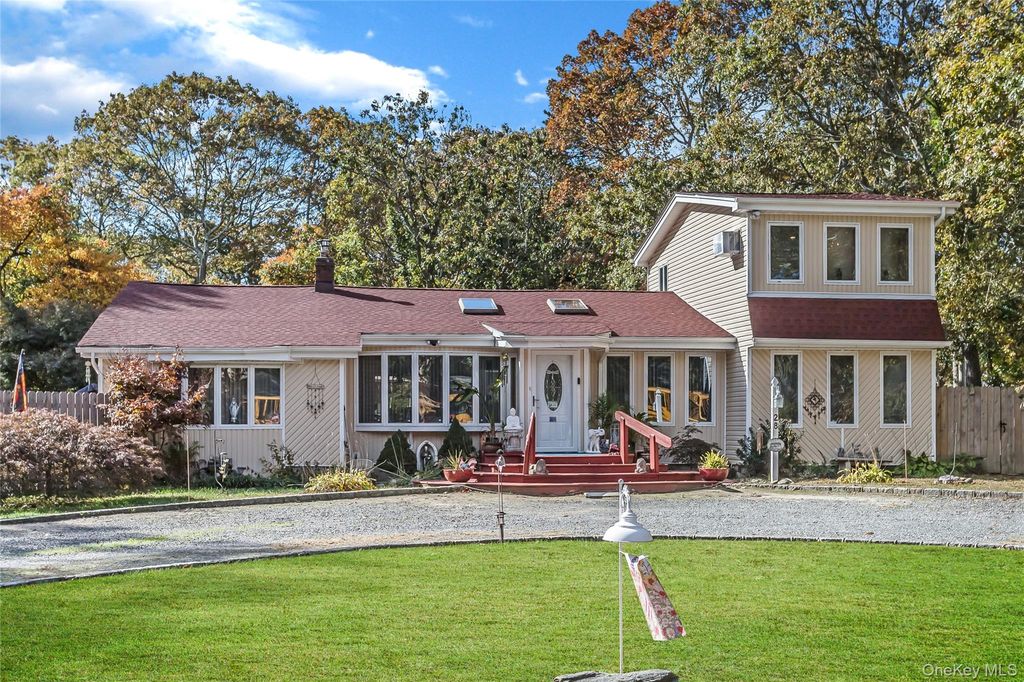 28 Roberts Road W, Shirley, NY 11967