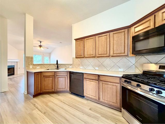 939 Dark Horse LN, Buda, TX 78610