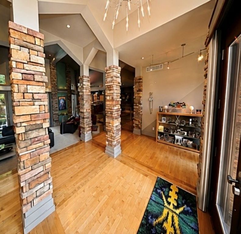 Image 3 of property listing at #2 Kingridge Drive, Mt Vernon, IL 62864