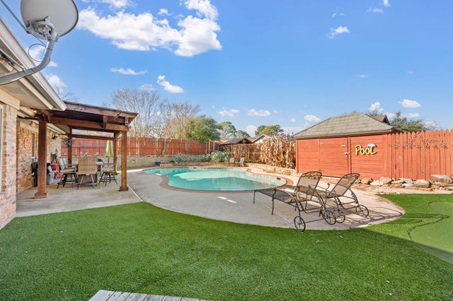 413 Blue Jay Court, Bedford, TX 76021