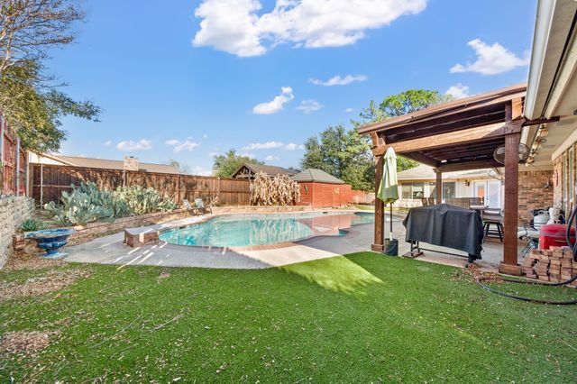 413 Blue Jay Court, Bedford, TX 76021