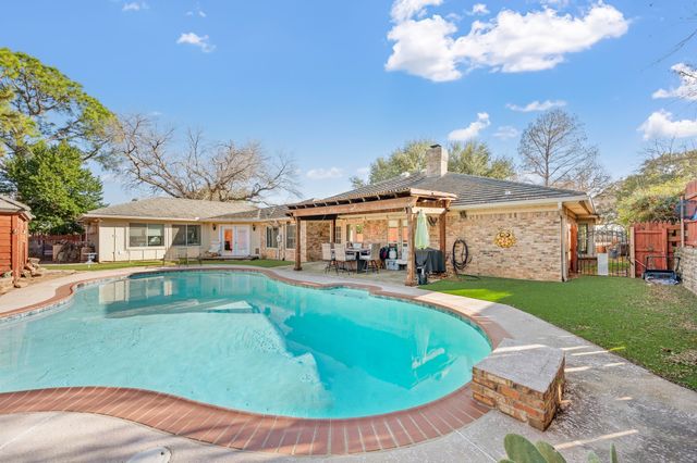 413 Blue Jay Court, Bedford, TX 76021