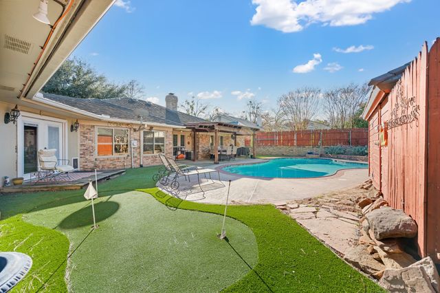 413 Blue Jay Court, Bedford, TX 76021