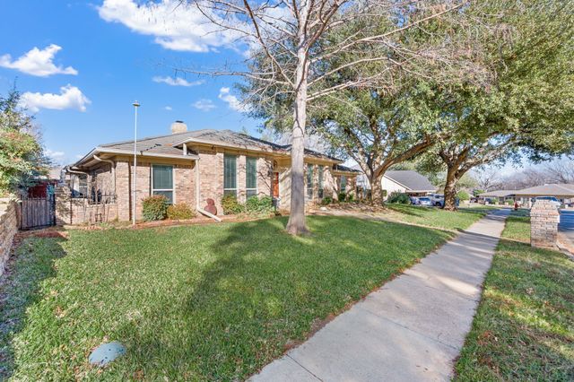 413 Blue Jay Court, Bedford, TX 76021
