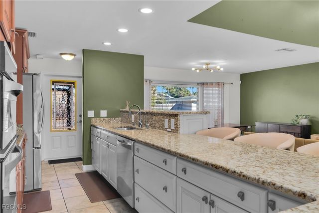 102 SE 42nd ST, Cape Coral, FL 33904