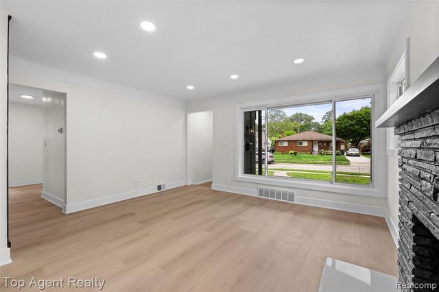 24300 Seneca Street, Oak Park, MI 48237