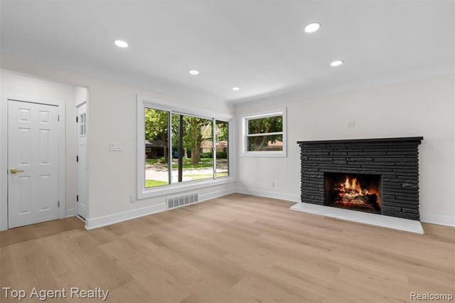 24300 Seneca Street, Oak Park, MI 48237
