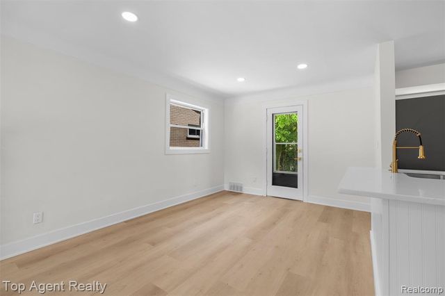 24300 Seneca Street, Oak Park, MI 48237