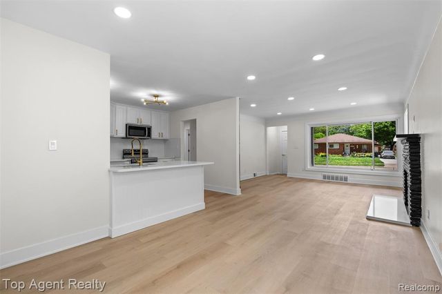 24300 Seneca Street, Oak Park, MI 48237