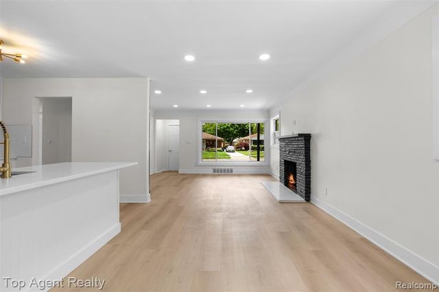 24300 Seneca Street, Oak Park, MI 48237