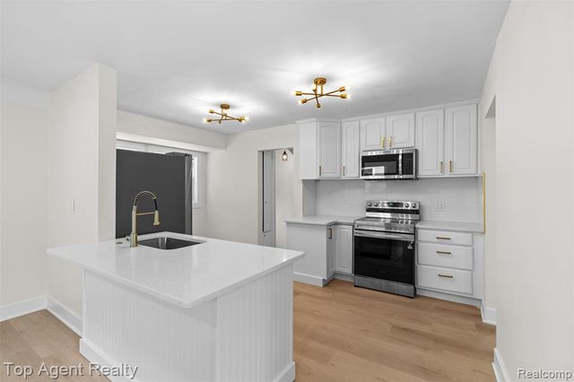 24300 Seneca Street, Oak Park, MI 48237