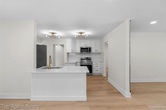 24300 Seneca Street, Oak Park, MI 48237
