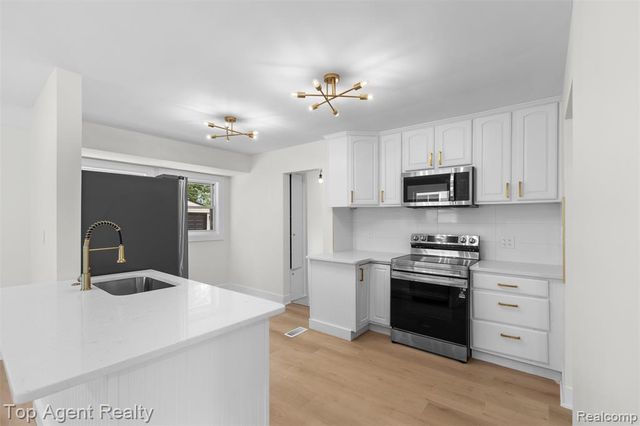 24300 Seneca Street, Oak Park, MI 48237