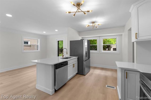 24300 Seneca Street, Oak Park, MI 48237
