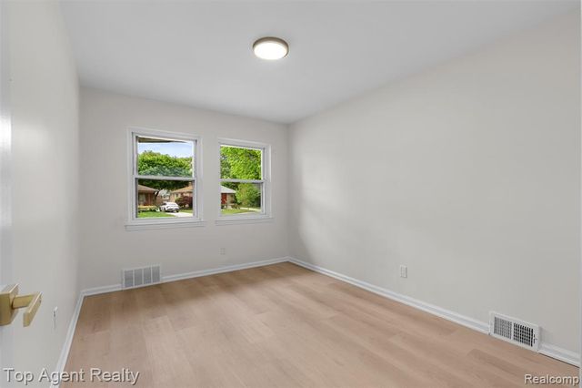 24300 Seneca Street, Oak Park, MI 48237