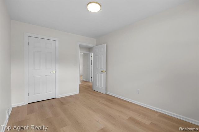 24300 Seneca Street, Oak Park, MI 48237