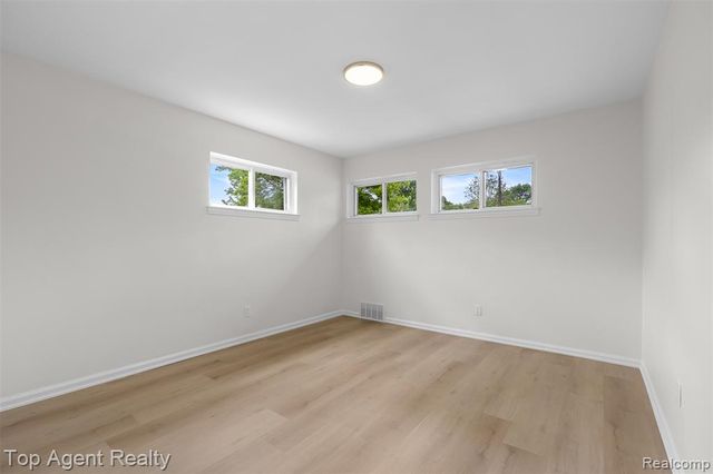 24300 Seneca Street, Oak Park, MI 48237