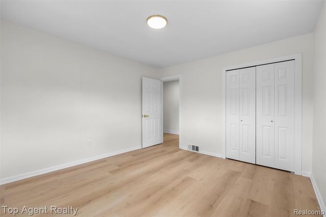 24300 Seneca Street, Oak Park, MI 48237