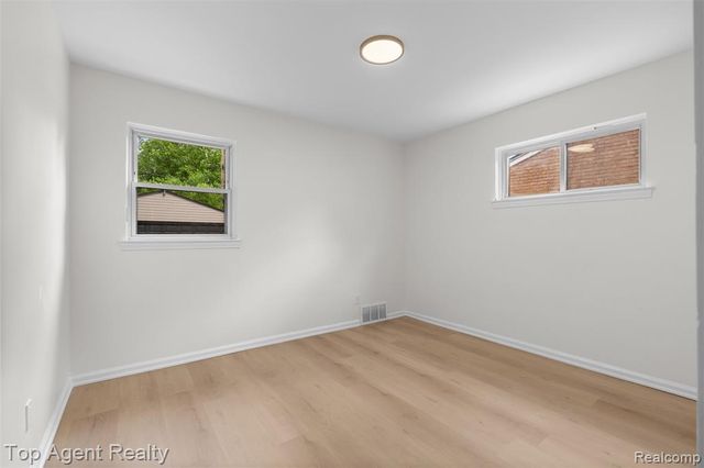 24300 Seneca Street, Oak Park, MI 48237