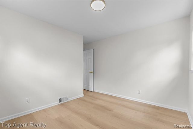 24300 Seneca Street, Oak Park, MI 48237