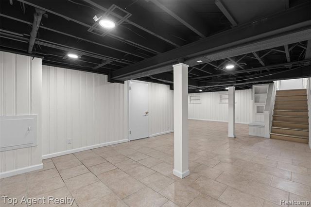24300 Seneca Street, Oak Park, MI 48237