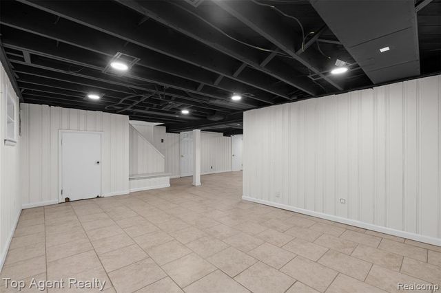 24300 Seneca Street, Oak Park, MI 48237
