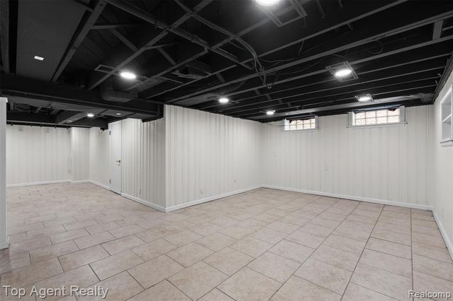 24300 Seneca Street, Oak Park, MI 48237