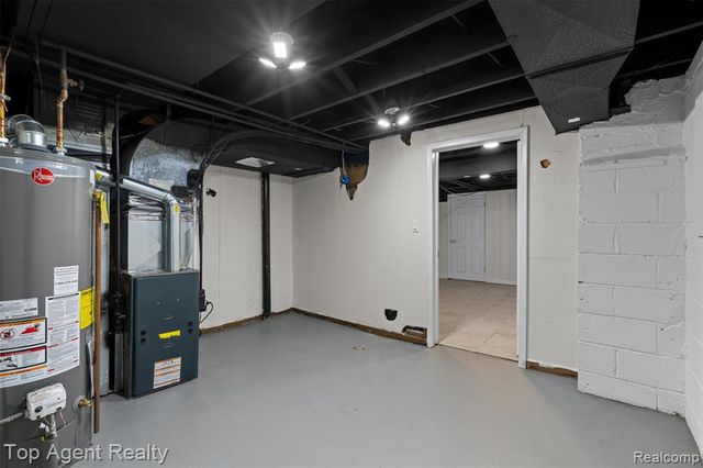 24300 Seneca Street, Oak Park, MI 48237