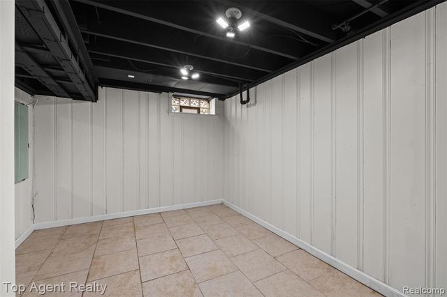 24300 Seneca Street, Oak Park, MI 48237